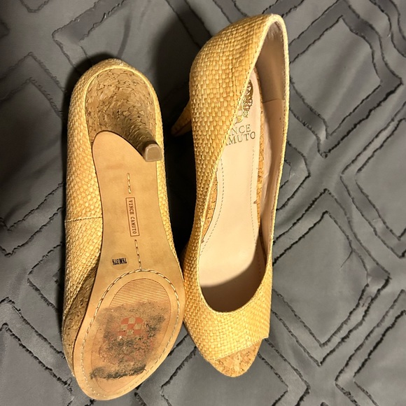 rattan woven beige/tan vince camuto heels size 7.5 - Picture 3 of 3